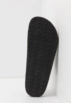 Pier One Unisex - Pantoffels - Brown -Stijlvolle Herenkleding Winkel 23e143c048ee4fd8b5e22a3556ccfbfb