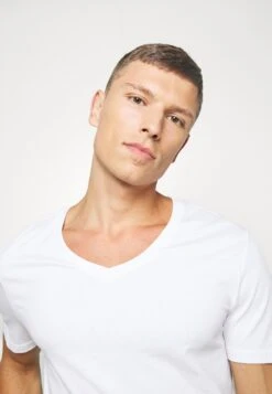 Pier One 2 Pack - T-Shirt Basic - White 12 Pier One 2 Pack - T-Shirt Basic - White -Stijlvolle Herenkleding Winkel 2464778c5d314b51b098f8e722d959b0