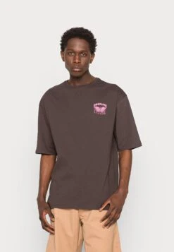 YOURTURN Nostalgia Future Tee Unisex - T-Shirt Print - Brown 9 YOURTURN Nostalgia Future Tee Unisex - T-Shirt Print - Brown -Stijlvolle Herenkleding Winkel 36f7e96f8ea14564abd417ba45e7ff27