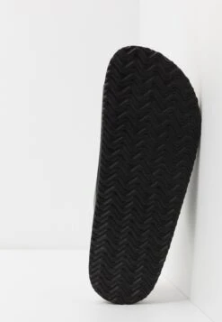 Pier One Unisex - Pantoffels - Black 16 Pier One Unisex - Pantoffels - Black -Stijlvolle Herenkleding Winkel 4a735c24e60449a29969a0148d036b07