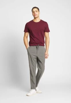 Pier One 3 Pack - T-Shirt Basic - White/Dark Blue/Red -Stijlvolle Herenkleding Winkel 7d46c406b4f84647b7fcf18328327658