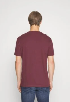 Pier One 5 Pack - T-Shirt Basic - Bordeaux/Dark Green/Dark Blue 18 Pier One 5 Pack - T-Shirt Basic - Bordeaux/Dark Green/Dark Blue -Stijlvolle Herenkleding Winkel 83fa6bffd83441d4ab3bd8fcc4f5244c