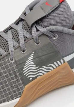 Nike Performance Metcon 8 Unisex - Trainingsschoen - Flat Pewter/Phantom/Med Brown/Light Crimson/Adobe/Cobblestone -Stijlvolle Herenkleding Winkel 8653a01698a24a95a9623ef62e1b4c07