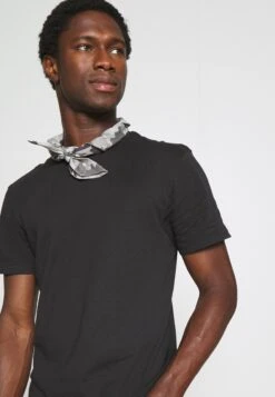 Pier One 3 Pack - T-Shirt Basic - Black/Mottled Dark Grey/Bordeaux -Stijlvolle Herenkleding Winkel ae9b9691c10949c5b4edc17929f8c13a