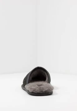 Ugg Scuff - Pantoffels - Black 11 Ugg Scuff - Pantoffels - Black -Stijlvolle Herenkleding Winkel da757aff0ffe4030af4ba8238bcf11e5