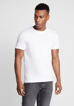 Pier One 3 Pack - T-Shirt Basic - White 9 Pier One 3 Pack - T-Shirt Basic - White -Stijlvolle Herenkleding Winkel e50b2210dfa14aeebbb37ff387ca1259