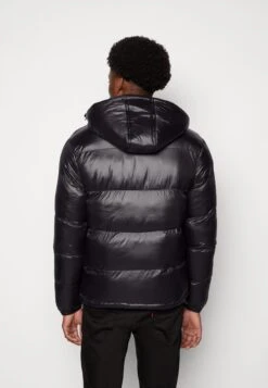 Racer Logo Puffer Jacket - Winterjas - Black 10 Racer Logo Puffer Jacket - Winterjas - Black -Stijlvolle Herenkleding Winkel e78a38b3e4de4a9ba68a9b40dfddf8cd